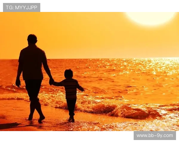 亲子足球场上的温馨时刻 父子共同奔跑的感动瞬间