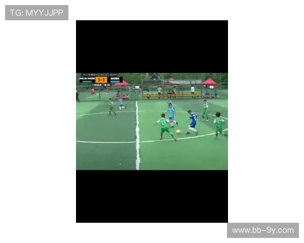 专为成长球童打造的厚底TF足球鞋提供舒适稳定敏捷比赛体验感受