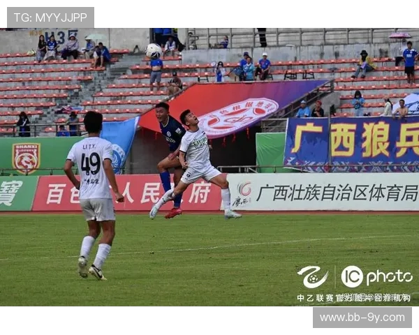 小球员在激烈比赛中因绝杀胜利喜极而泪洒绿茵瞬间感动全场沸腾了